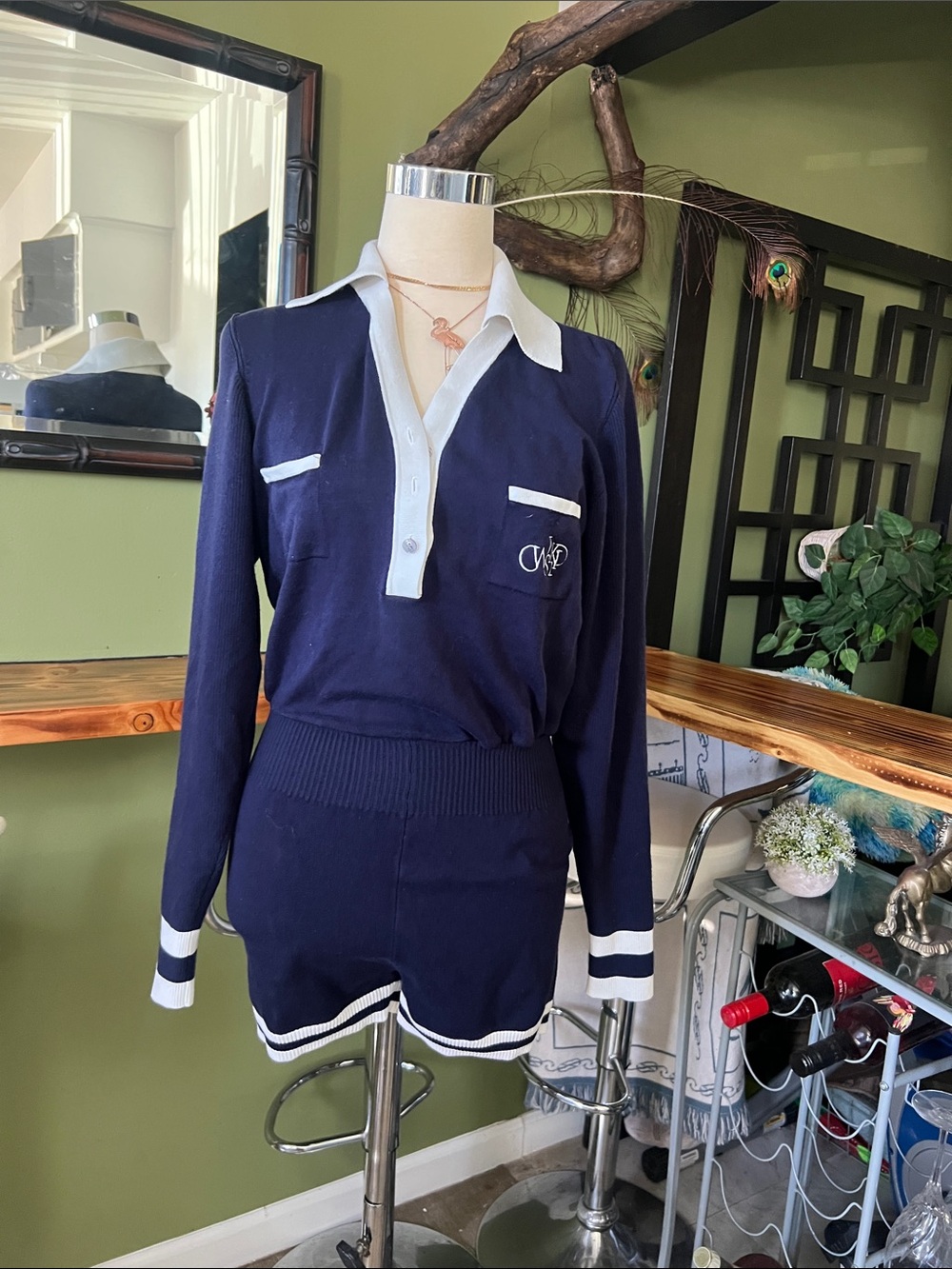 WISKII Sleek V
Neck Polo Playsuit/romper
Size M Brand - Picture 5 of 11